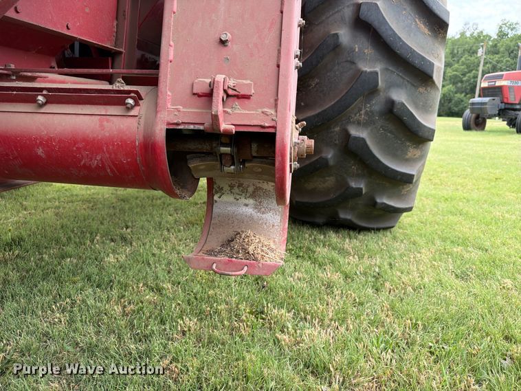 image for item NJ9073 1982 International 1460 combine