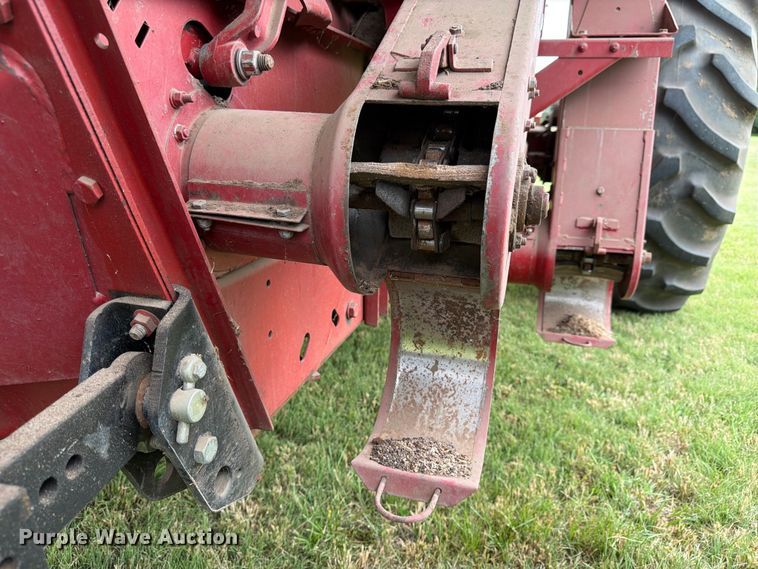 image for item NJ9073 1982 International 1460 combine