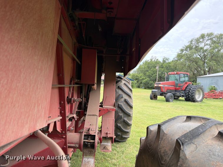 image for item NJ9073 1982 International 1460 combine
