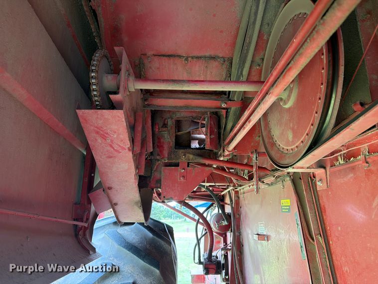 image for item NJ9073 1982 International 1460 combine