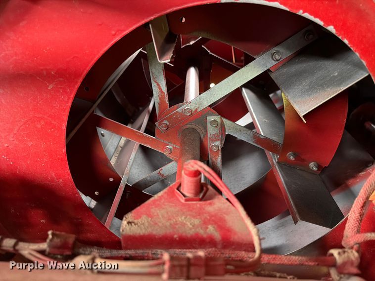 image for item NJ9073 1982 International 1460 combine