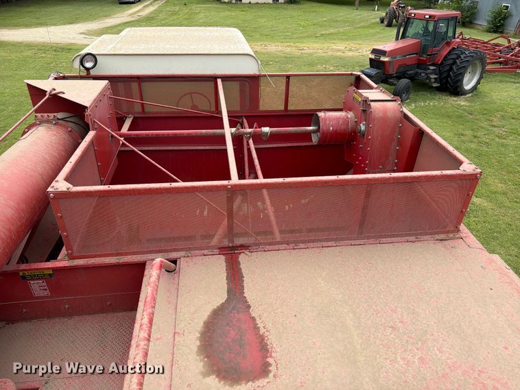 image for item NJ9073 1982 International 1460 combine