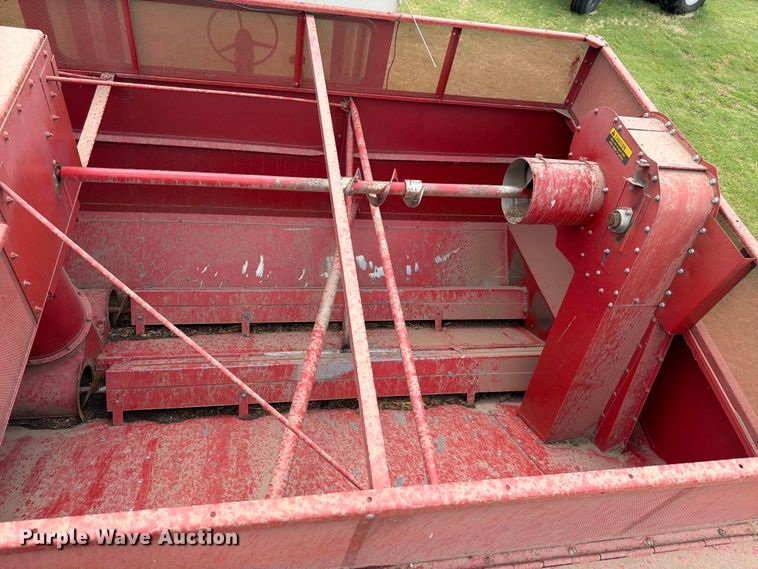 image for item NJ9073 1982 International 1460 combine