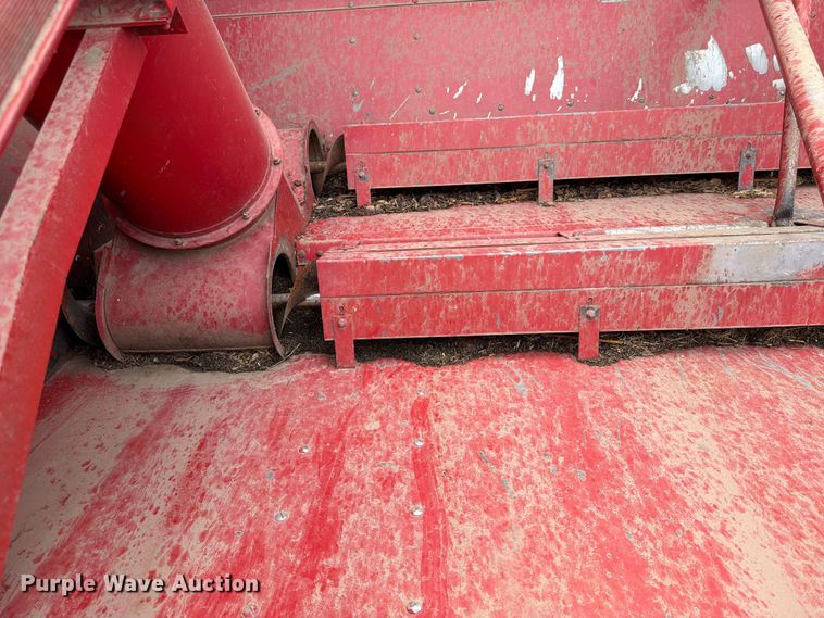 image for item NJ9073 1982 International 1460 combine