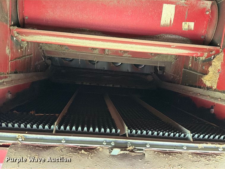 image for item NJ9073 1982 International 1460 combine