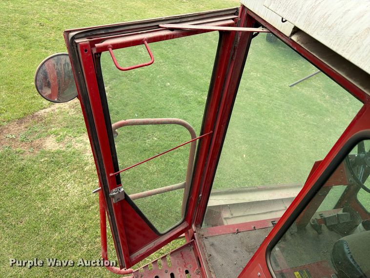 image for item NJ9073 1982 International 1460 combine