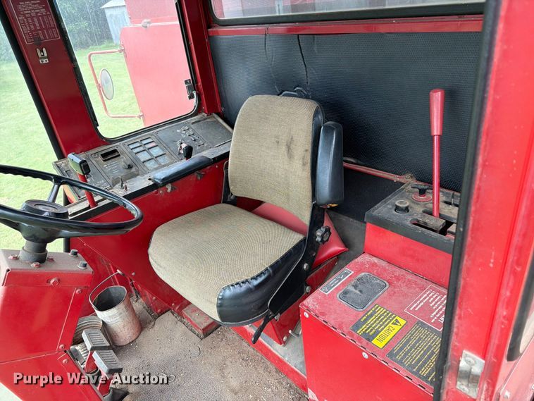 image for item NJ9073 1982 International 1460 combine