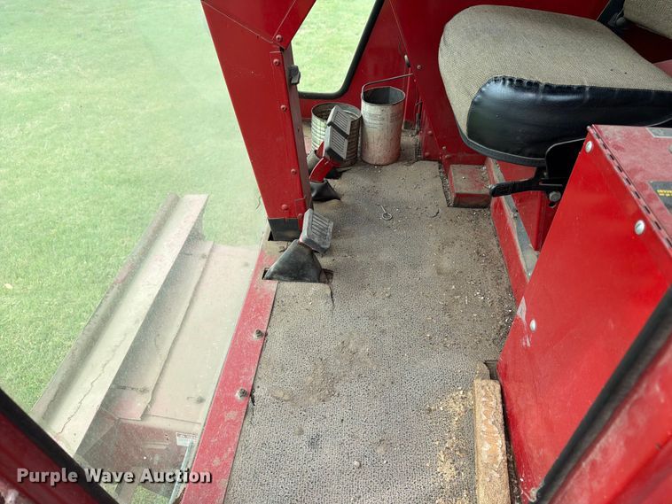 image for item NJ9073 1982 International 1460 combine