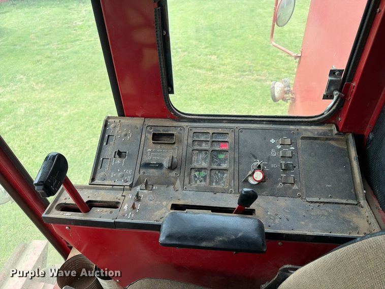 image for item NJ9073 1982 International 1460 combine