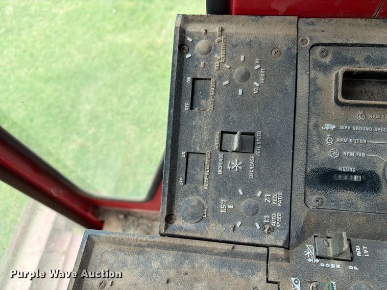 image for item NJ9073 1982 International 1460 combine