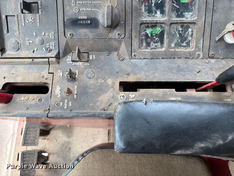 image for item NJ9073 1982 International 1460 combine