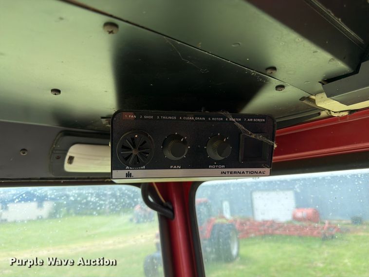 image for item NJ9073 1982 International 1460 combine