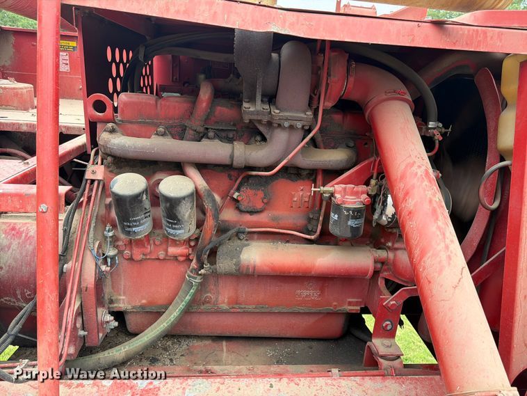image for item NJ9073 1982 International 1460 combine