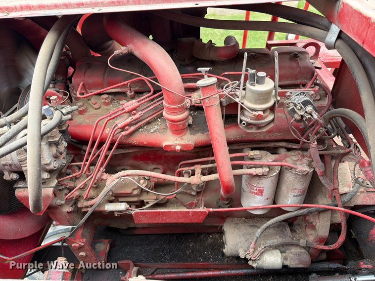 image for item NJ9073 1982 International 1460 combine