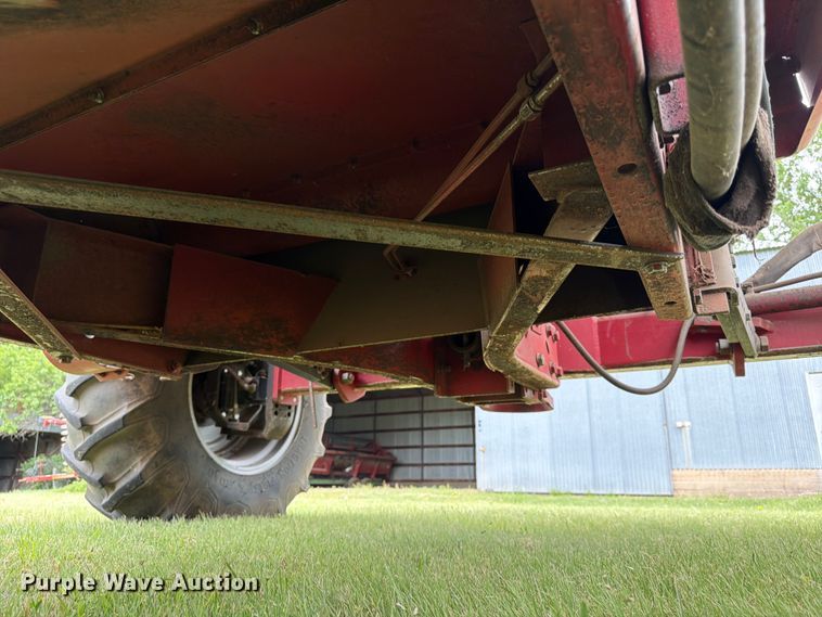 image for item NJ9073 1982 International 1460 combine