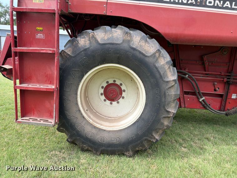 image for item NJ9073 1982 International 1460 combine