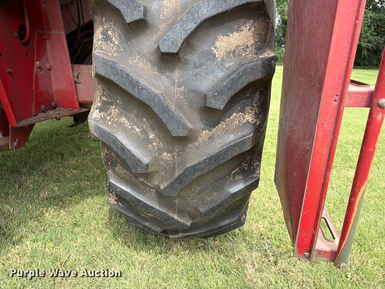 image for item NJ9073 1982 International 1460 combine