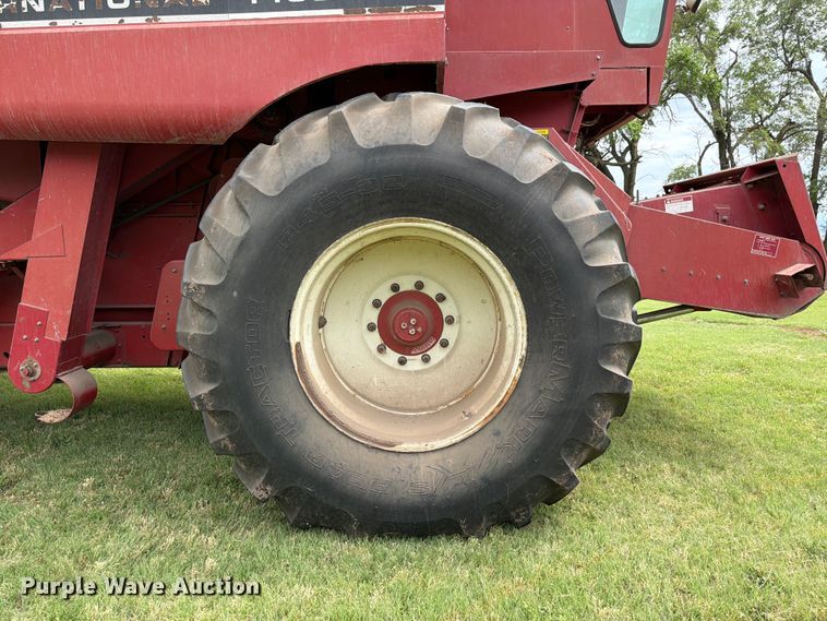 image for item NJ9073 1982 International 1460 combine