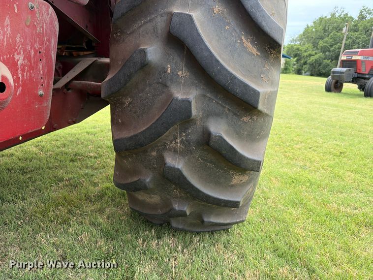 image for item NJ9073 1982 International 1460 combine