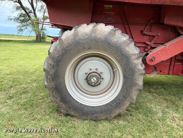 image for item NJ9073 1982 International 1460 combine