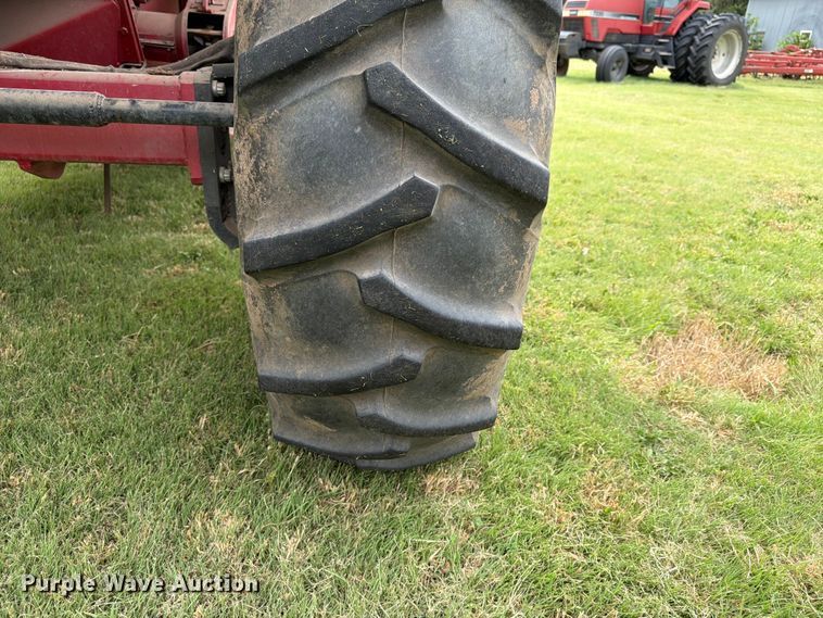 image for item NJ9073 1982 International 1460 combine
