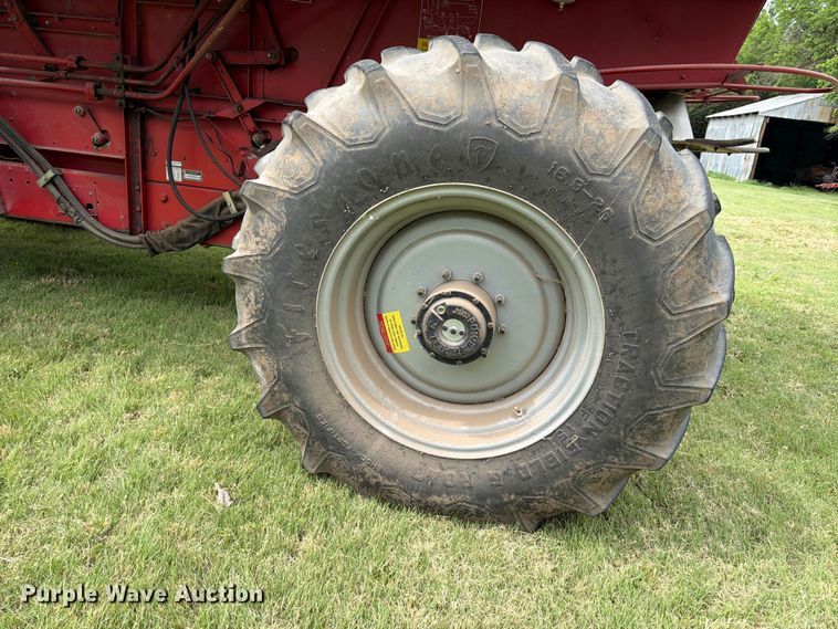 image for item NJ9073 1982 International 1460 combine