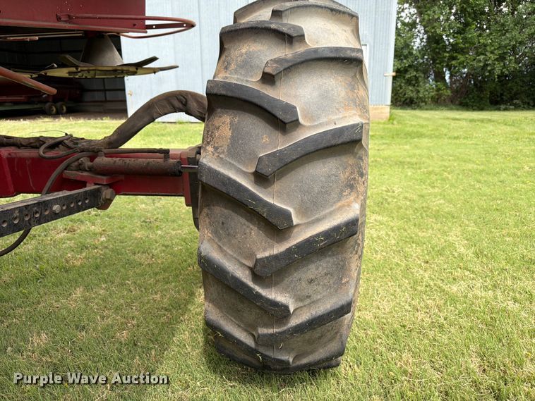 image for item NJ9073 1982 International 1460 combine