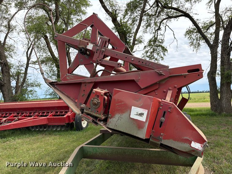image for item NJ9073 1982 International 1460 combine