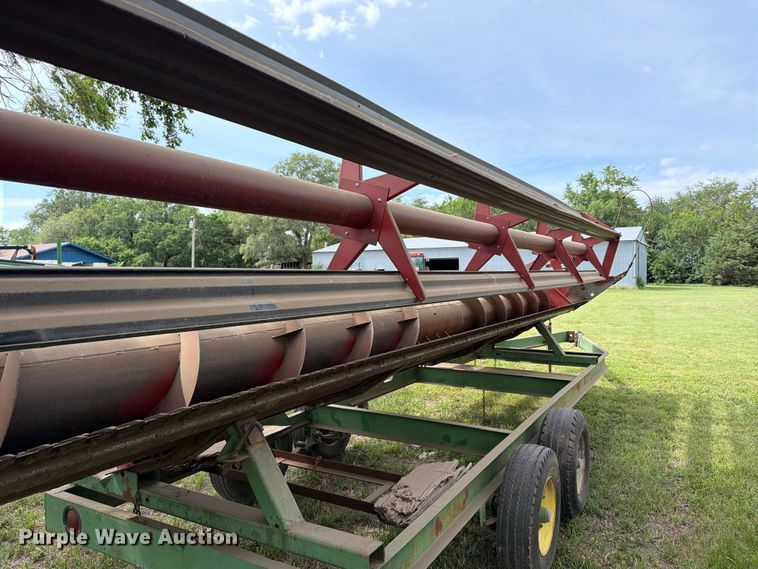 image for item NJ9073 1982 International 1460 combine