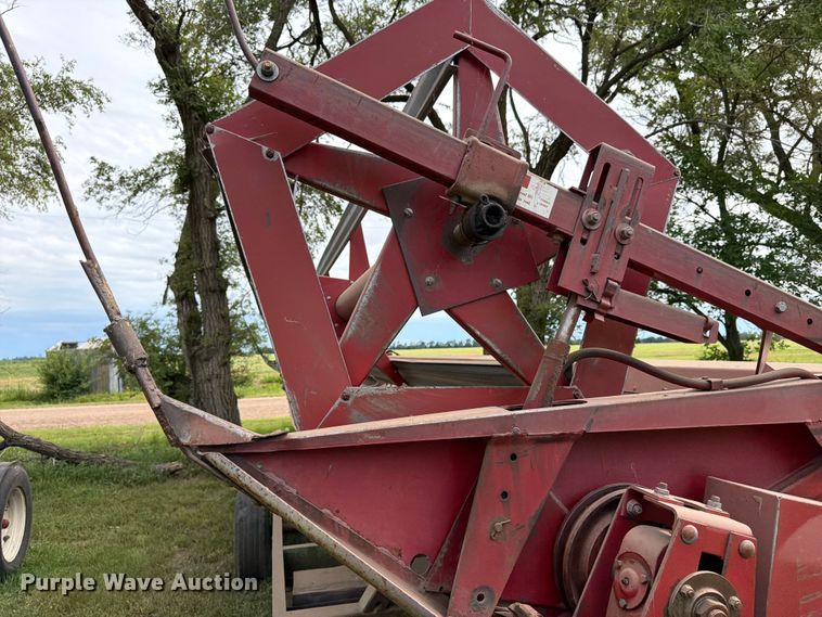 image for item NJ9073 1982 International 1460 combine