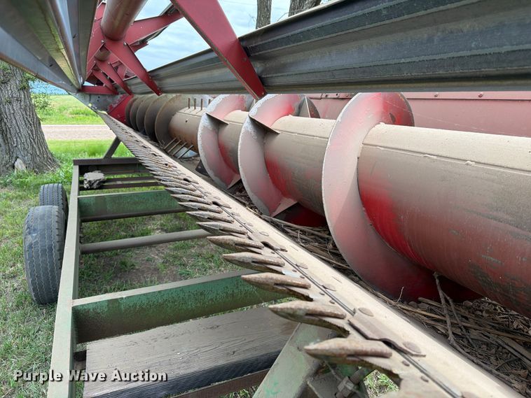 image for item NJ9073 1982 International 1460 combine