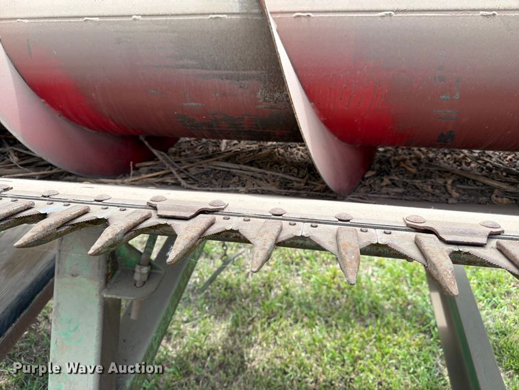 image for item NJ9073 1982 International 1460 combine