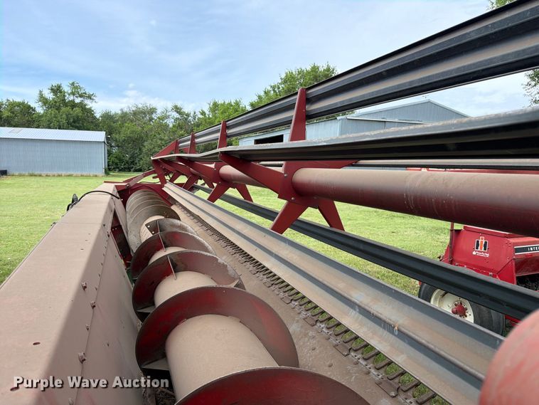 image for item NJ9073 1982 International 1460 combine