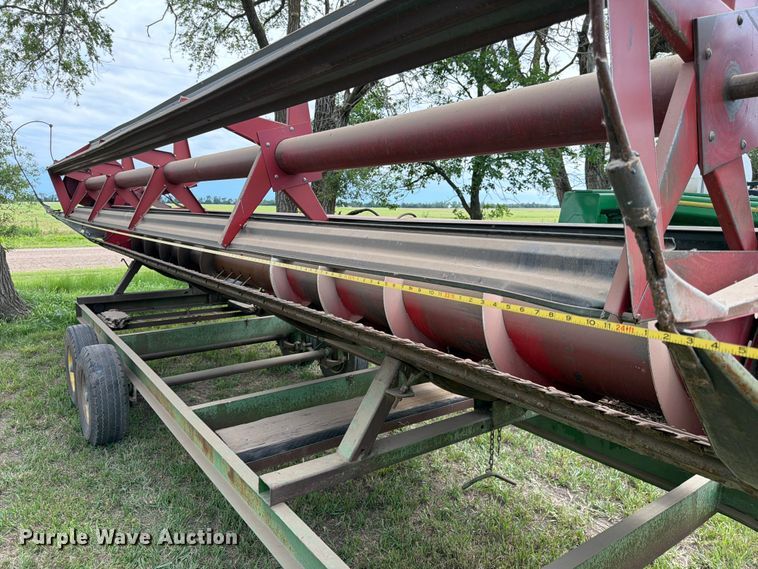 image for item NJ9073 1982 International 1460 combine