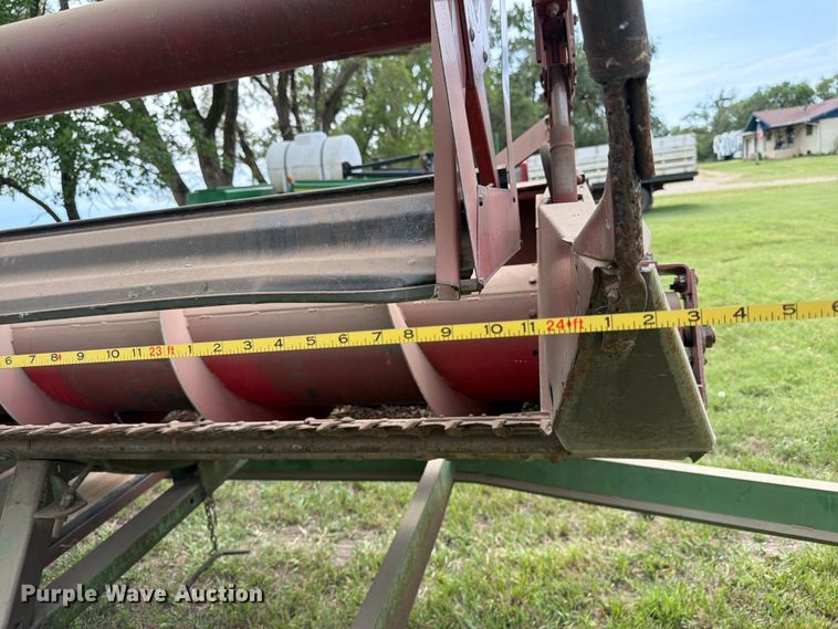 image for item NJ9073 1982 International 1460 combine
