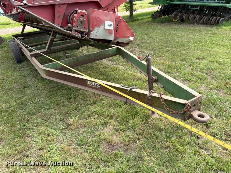 image for item NJ9073 1982 International 1460 combine
