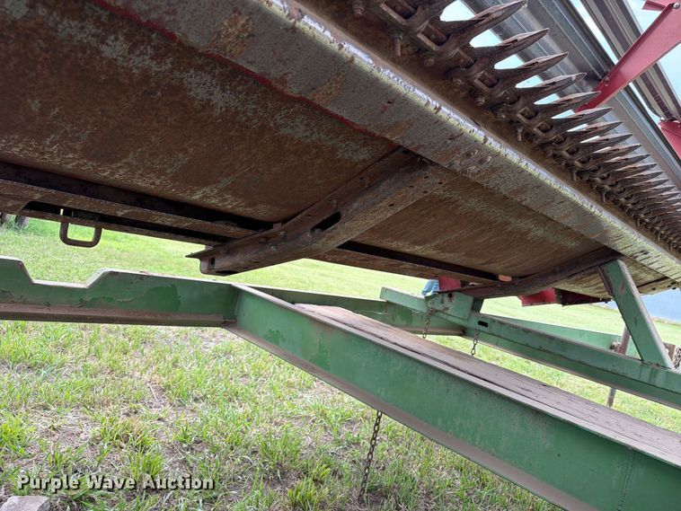 image for item NJ9073 1982 International 1460 combine