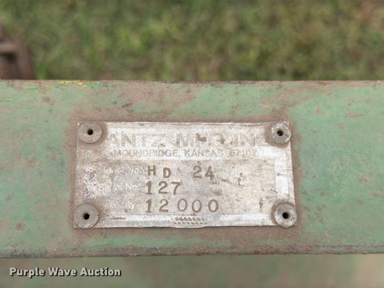 image for item NJ9073 1982 International 1460 combine