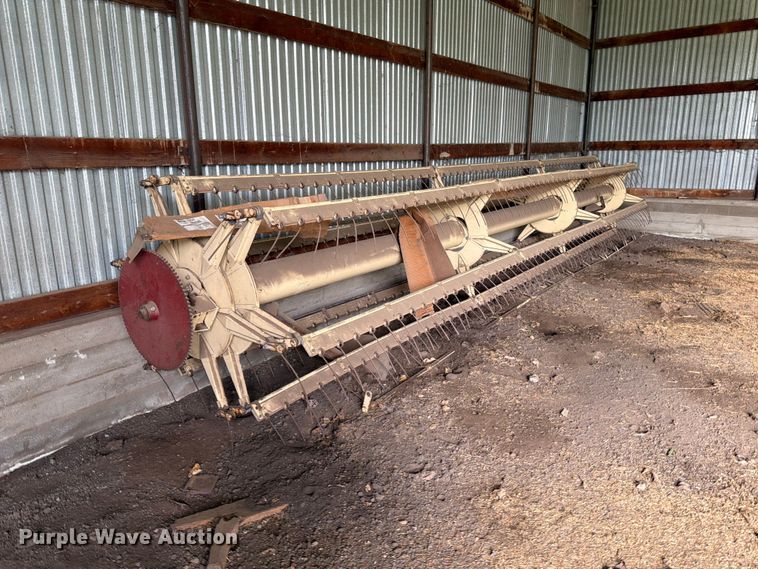 image for item NJ9073 1982 International 1460 combine