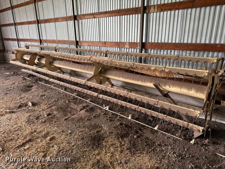 image for item NJ9073 1982 International 1460 combine