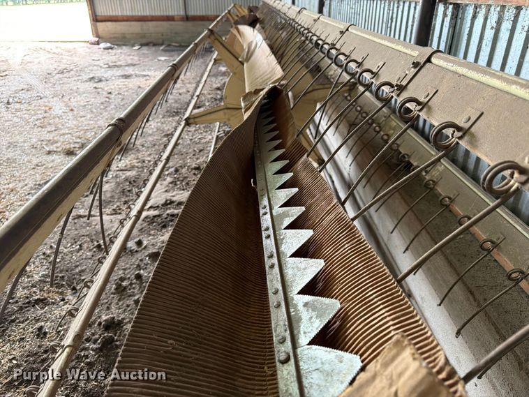 image for item NJ9073 1982 International 1460 combine