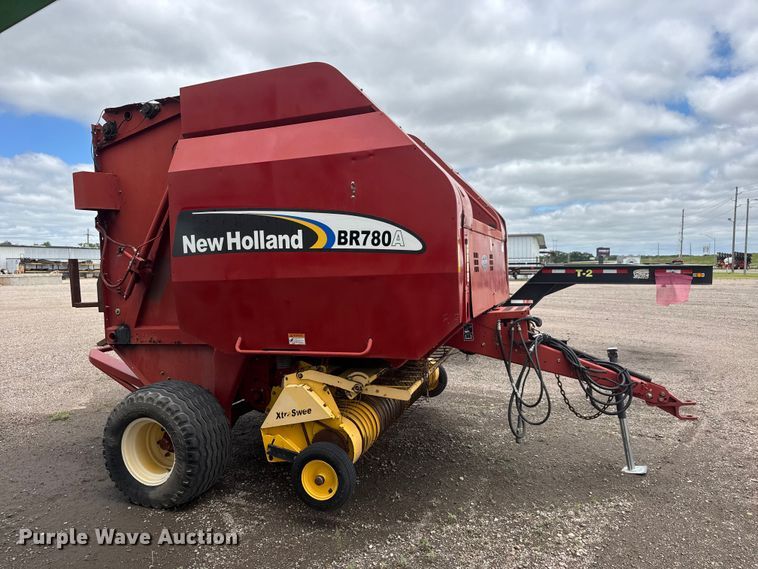 image for item NJ9123 New Holland BR780A round baler