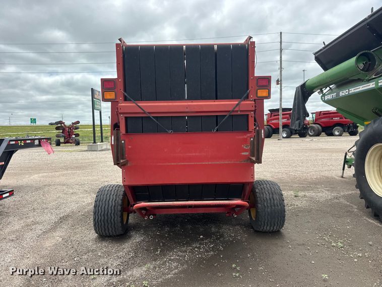 image for item NJ9123 New Holland BR780A round baler