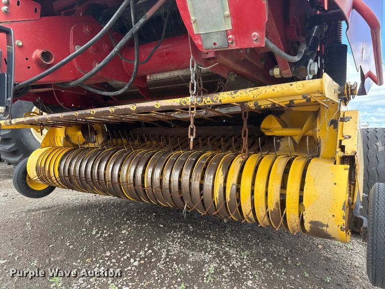 image for item NJ9123 New Holland BR780A round baler