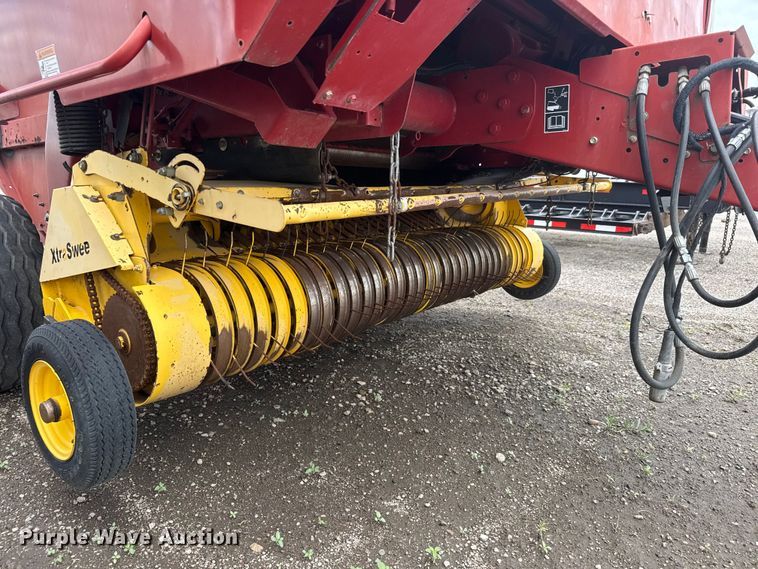 image for item NJ9123 New Holland BR780A round baler