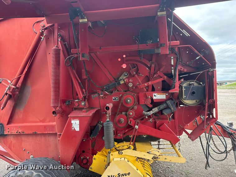 image for item NJ9123 New Holland BR780A round baler