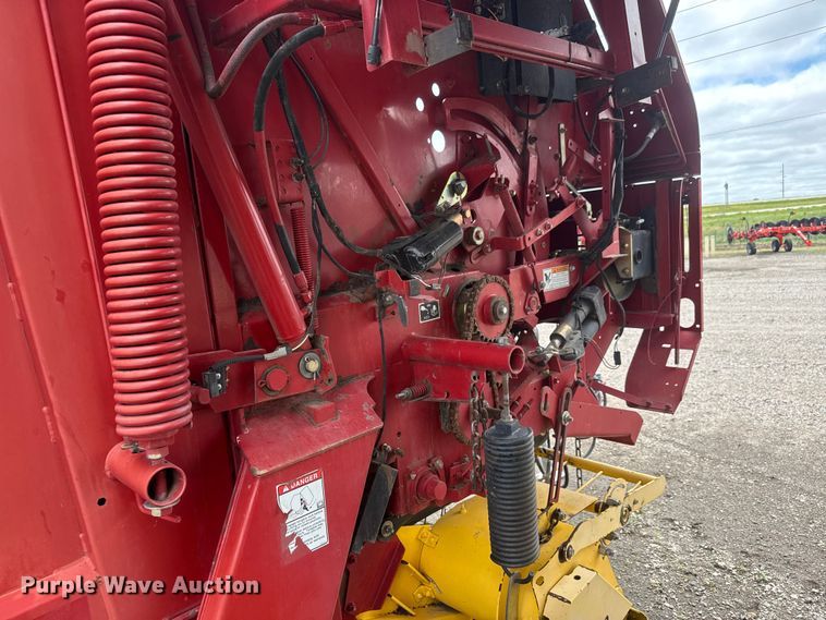 image for item NJ9123 New Holland BR780A round baler