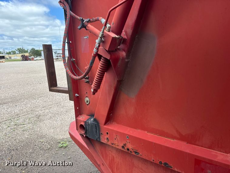 image for item NJ9123 New Holland BR780A round baler
