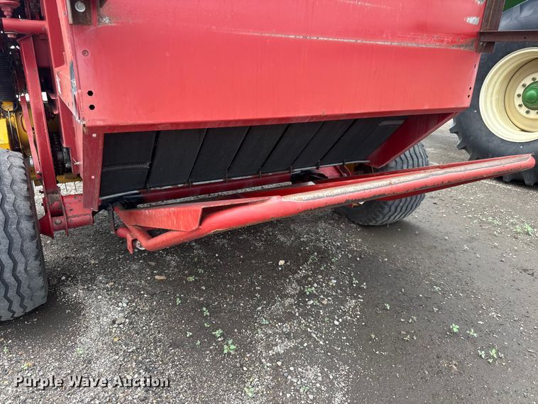 image for item NJ9123 New Holland BR780A round baler