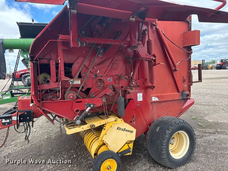 image for item NJ9123 New Holland BR780A round baler